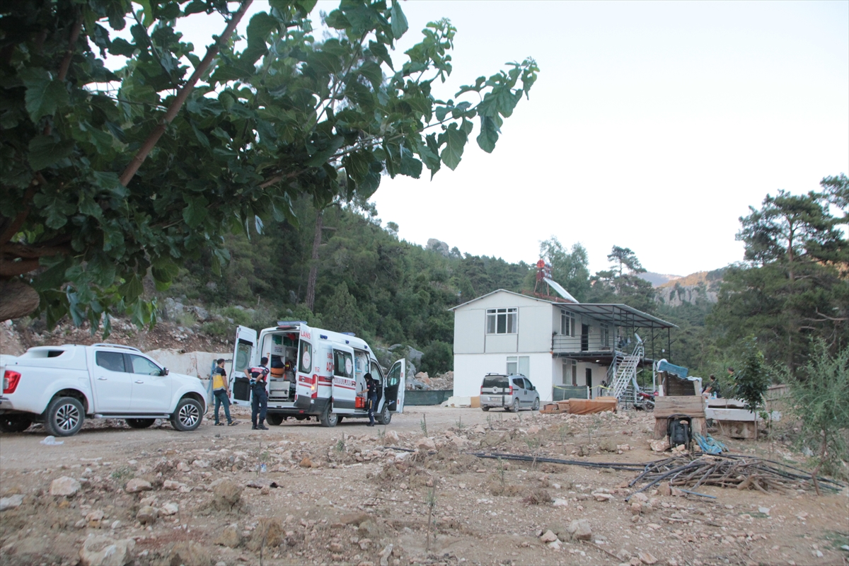 Antalya'da bir kişi, 2 çocuğunu ve eşini av tüfeğiyle öldürdü