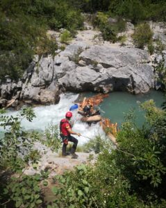 ANTALYA (AA) – Antalya'nın Alanya ilçesinde tomruk yüklü kamyonun Alara