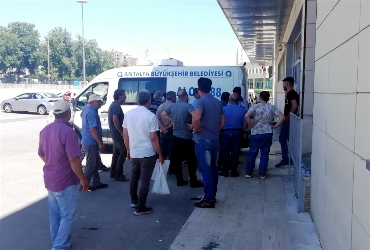 Antalya'da tüfekle öldürülen anne ve 2 çocuğunun cenazeleri yakınlarına teslim edildi
