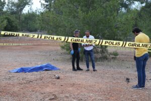 ANTALYA (AA) – Antalya'nın Döşemealtı ilçesinde bir kişi, uçurum yakınında