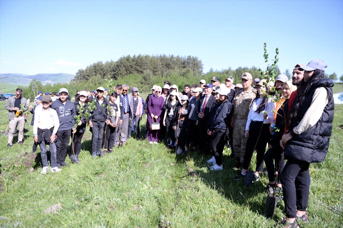 Ardahan ve Tunceli'de “Türkiye Çevre Haftası” kapsamında fidanlar toprakla buluştu