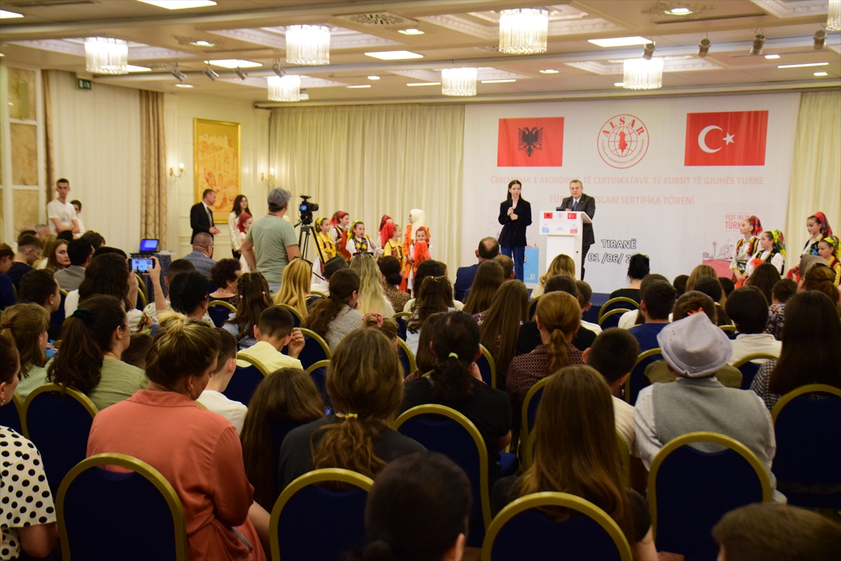 Arnavutluk'ta Türkçe kursunu tamamlayanlara sertifikaları verildi