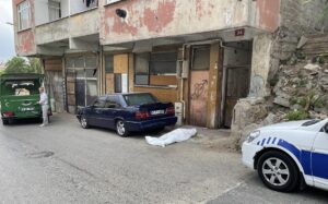 İSTANBUL (AA) – İstanbul'un Ataşehir ilçesinde bir marangoz atölyesinin önünde