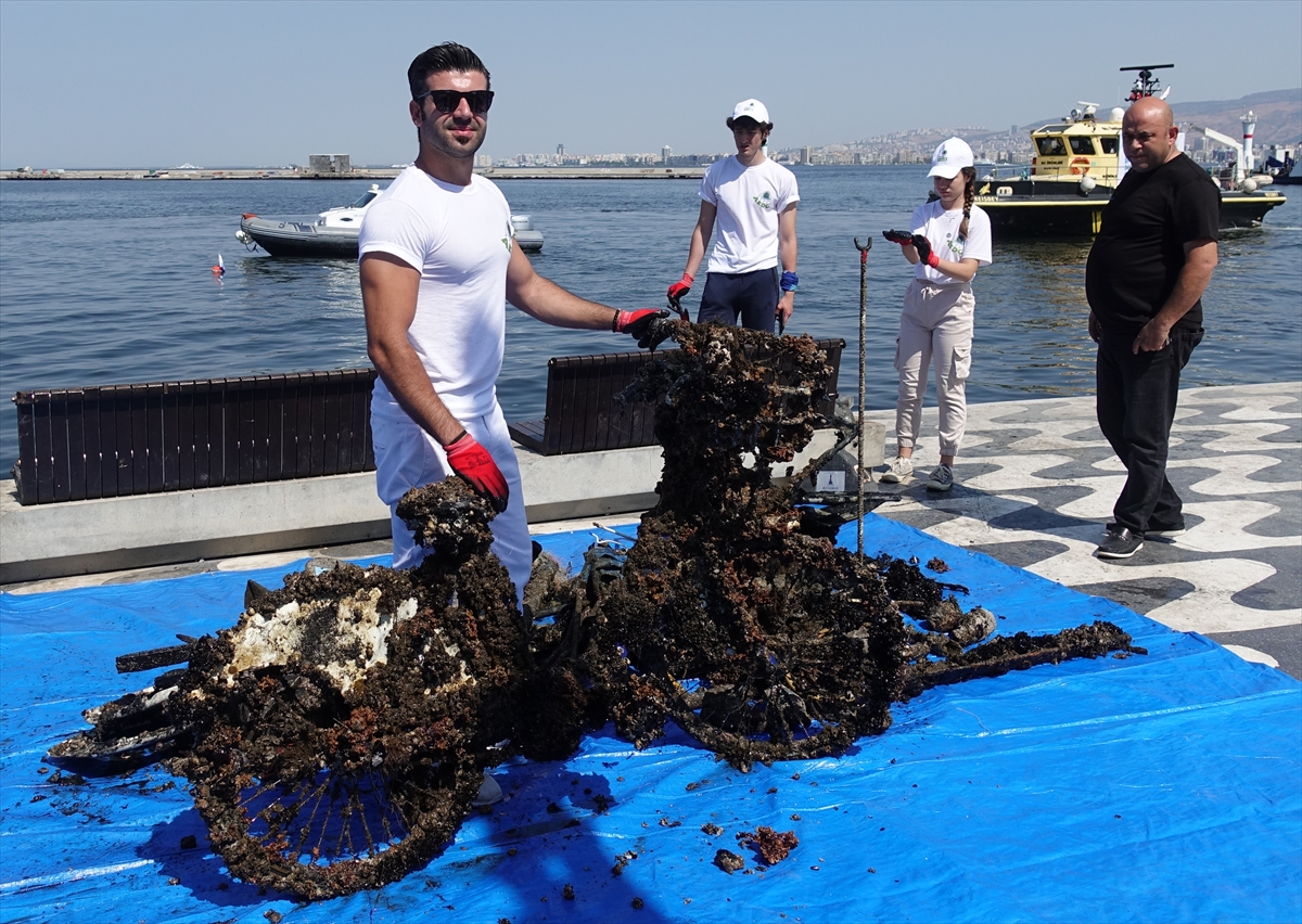 “Atıksız körfez” için İzmir Körfezi'nde deniz temizliği yapıldı