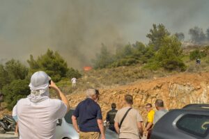 ATİNA (AA) – Yunanistan'ın başkenti Atina'nın güneyinde çıkan yangın nedeniyle