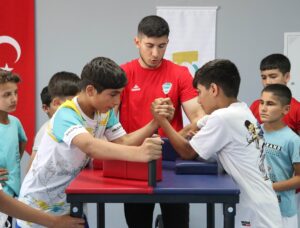 ŞANLIURFA (AA) – MÜSLÜM ETGÜ – Romanya'da düzenlenen Para Bilek