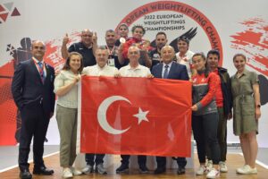 - 81 kiloda mücadele eden milli halterci Dilara Narin, silkmede