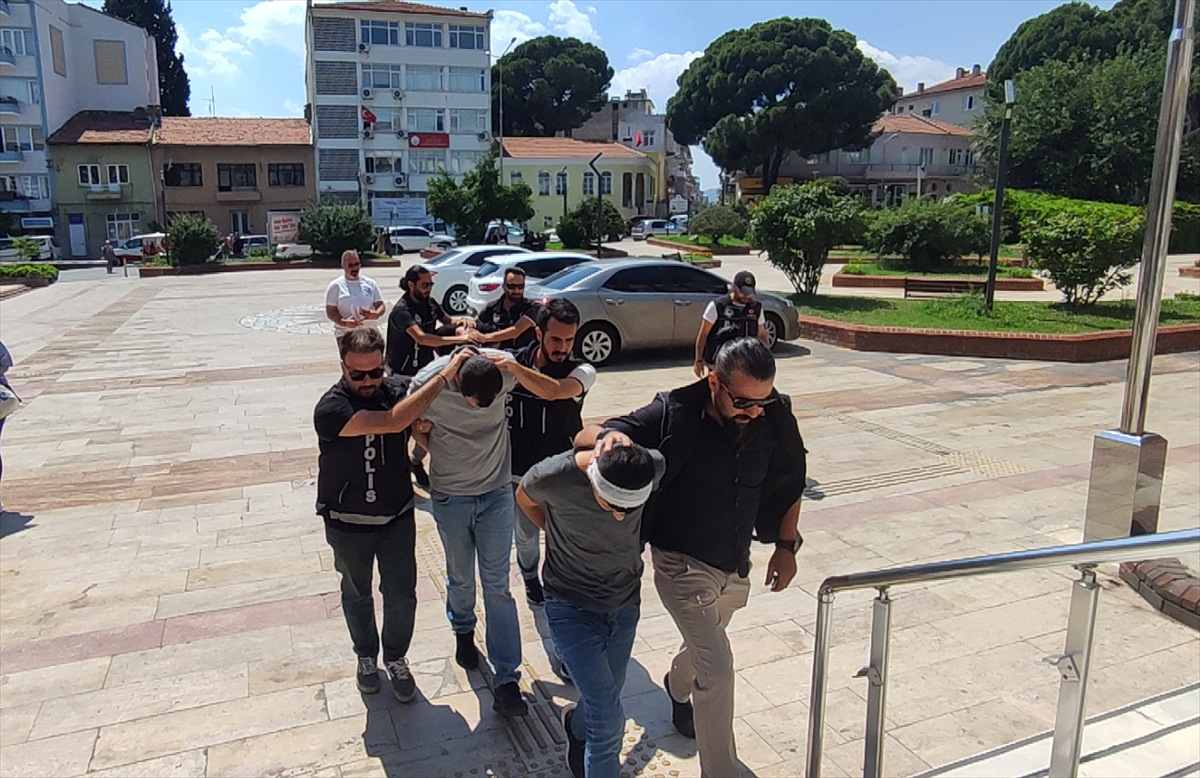 Aydın'da kovalamaca sırasında uyuşturucuyu yola döken 3 şüpheli tutuklandı