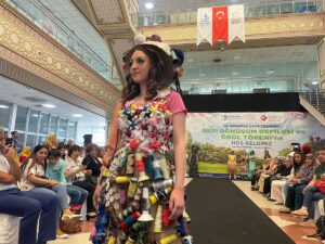 - Defilede, Kültür Üniversitesi Moda Tasarım Programı öğrencileri, Feyzullah Kıyıklık