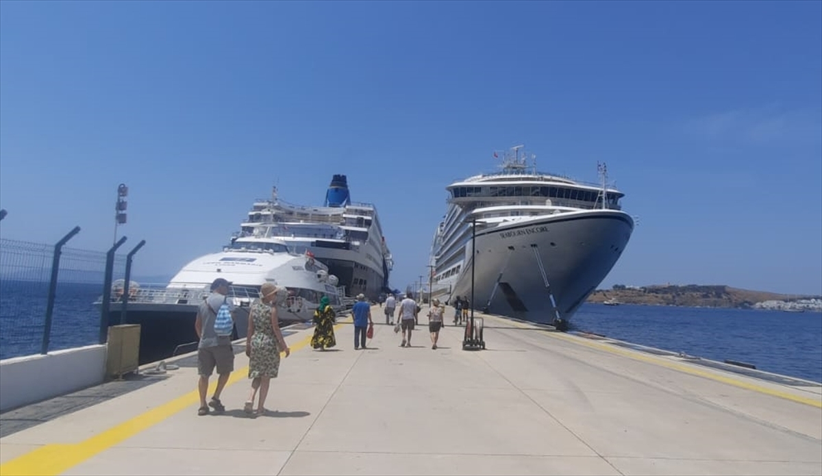 Bahama bandıralı kruvaziyer Seabourn Encore, Bodrum'a yanaştırıldı