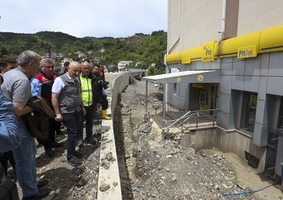 Bakan Karaismailoğlu selden etkilenen Kastamonu'nun ilçelerinde incelemede bulundu