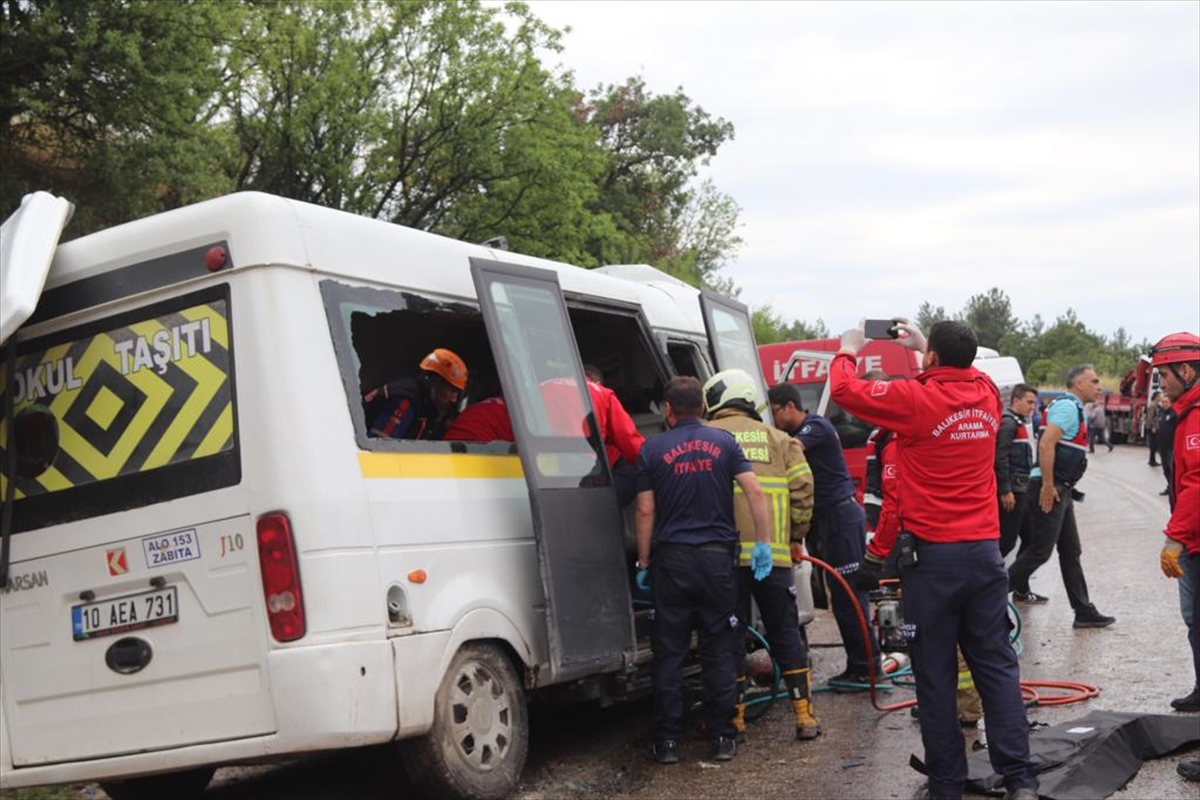 GÜNCELLEME – Balıkesir'de minibüs ile kamyon çarpıştı, 6 kişi öldü, 12 kişi yaralandı