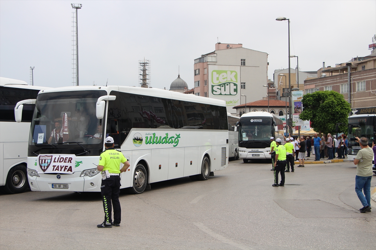 Bandırmasporlu taraftarlar, otobüslerle final maçı için Kocaeli'ye hareket etti