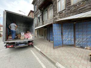 - Depodaki yağ, şeker, çay, bakliyat gibi yaklaşık 20 ton