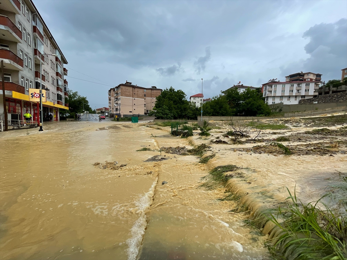 GÜNCELLEME – Bartın'da sağanak nedeniyle bazı evleri su bastı, araçlar yolda mahsur kaldı