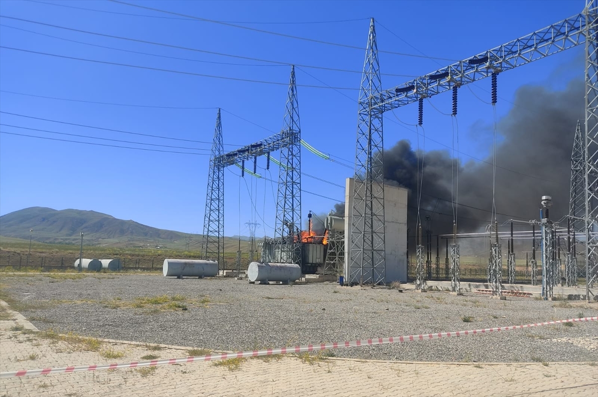 Başkale'de trafo merkezinde yangın çıktı