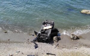 - Otomobilin sahibi, el frenini serbest bıraktığı aracını uçurumdan attığı