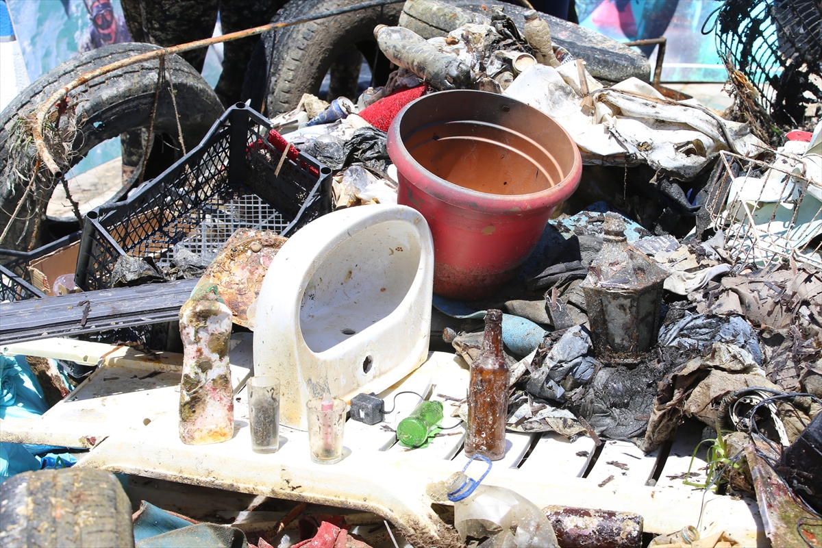 Bodrum'da dalgıçlar deniz dibi temizliği yaptı