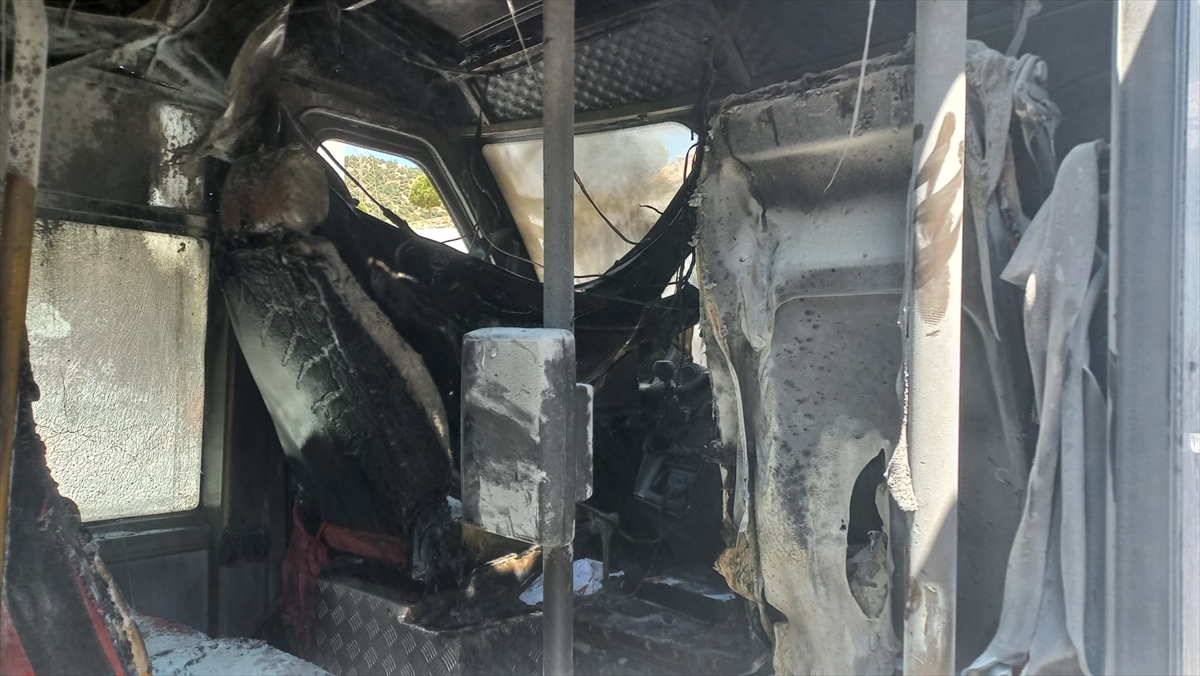 Bodrum'da park halindeki minibüste çıkan yangın güvenlik kamerasında