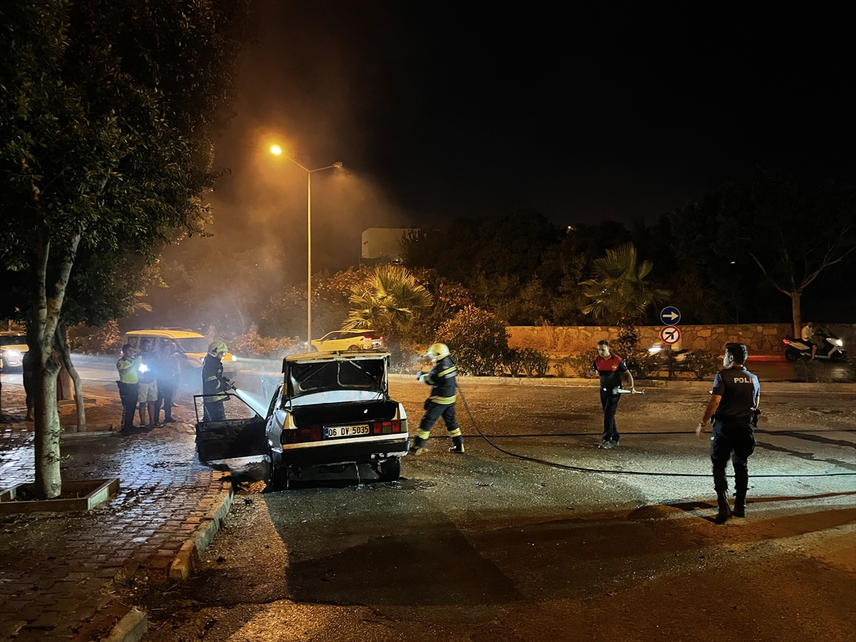 Bodrum'da seyir halindeyken alev alan otomobil tamamen yandı