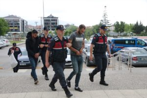 BOLU (AA) – Bolu'da kablo hırsızlığı yaptıkları iddiasıyla 2 şüpheli