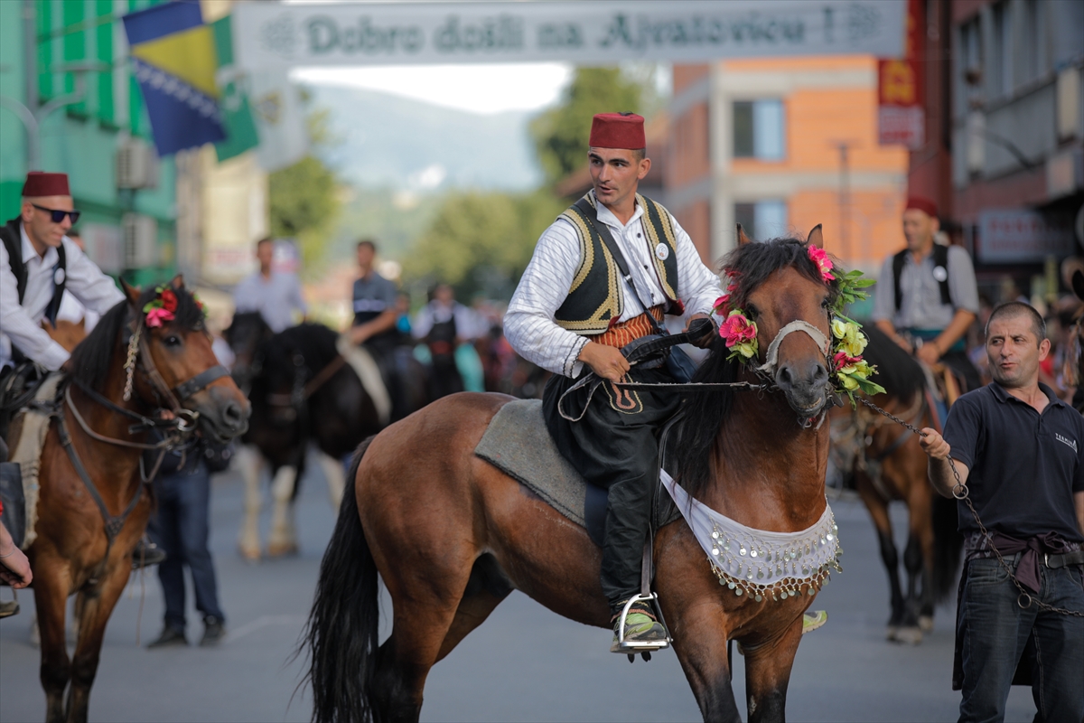 Bosna Hersek'teki Ayvaz Dede Şenlikleri'nde yer alacak atlılar geçit törenine katıldı