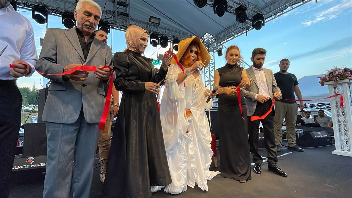 Bülent Ersoy, Karabük'te güzellik merkezi açılışına katıldı
