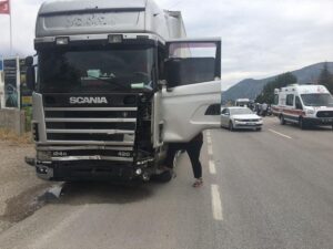 BURDUR (AA) – Burdur'un Bucak ilçesinde, tır ile otomobilin çarpışması
