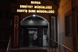 BURSA (AA) – Bursa'da polise teslim olmamak için yanındaki kadını