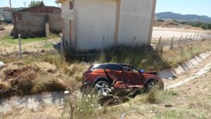 ÇANAKKALE (AA) – Çanakkale'nin Ayvacık ilçesinde otomobil ile hafif ticari