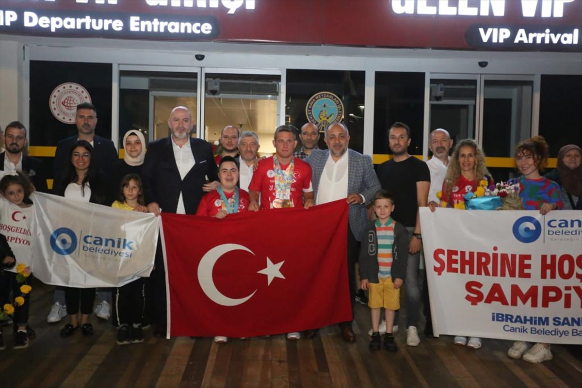 Çekya'da madalya  kazanan özel sporcular Samsun'a geldi