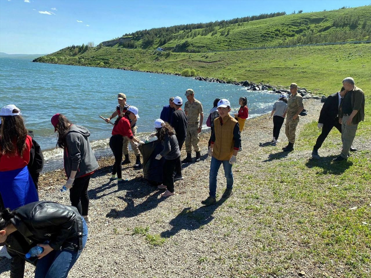 Çıldır Gölü'nde “Türkiye Çevre Haftası” kapsamında çevre temizliği yapıldı