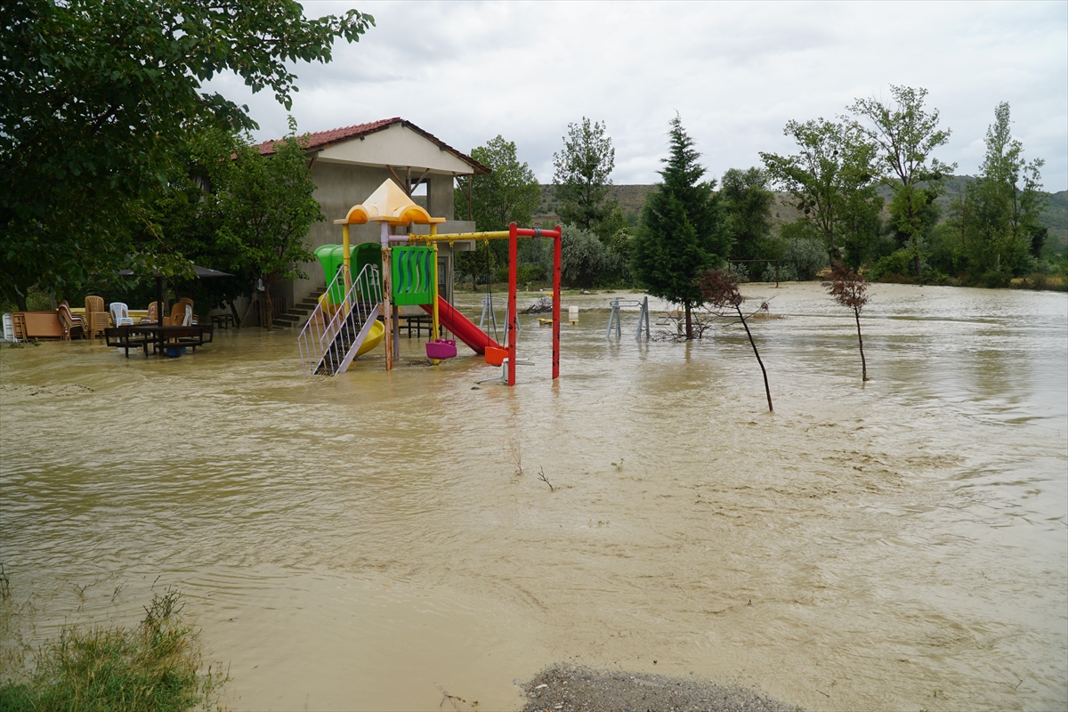 Çorum'un Osmancık ilçesinde şiddetli yağış etkili oldu