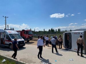 ANKARA (AA) – Ankara'nın Çubuk ilçesinde işçi servisi devrildi, ilk