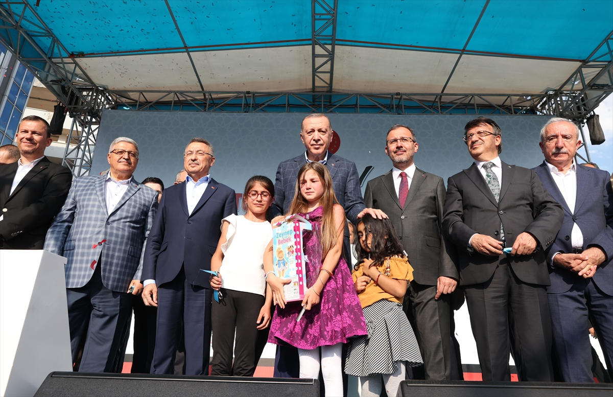 Cumhurbaşkanı Erdoğan:”Birileri evlatlarınızı dağa götürüp onların kanı üzerinden kendi çocuklarına müreffeh bir gelecek kurarken biz onlara iyi bir gelecek kurma çabası içindeyiz”