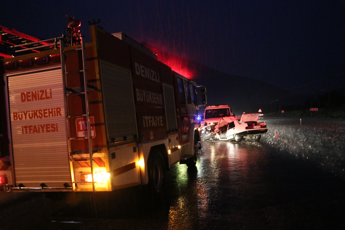 Denizli'de otomobil ile çekicinin çarpışması sonucu 1 kişi öldü, 2 kişi yaralandı