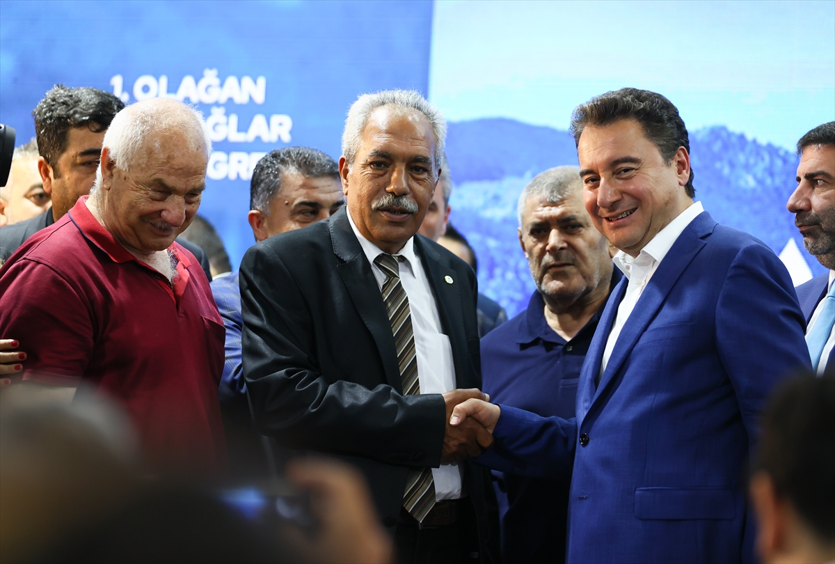 DEVA Partisi Genel Başkanı Babacan, İzmir'de partililerle buluştu