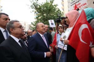 DİYARBAKIR (AA) – Dışişleri Bakanı Mevlüt Çavuşoğlu, Diyarbakır annelerinin oturma