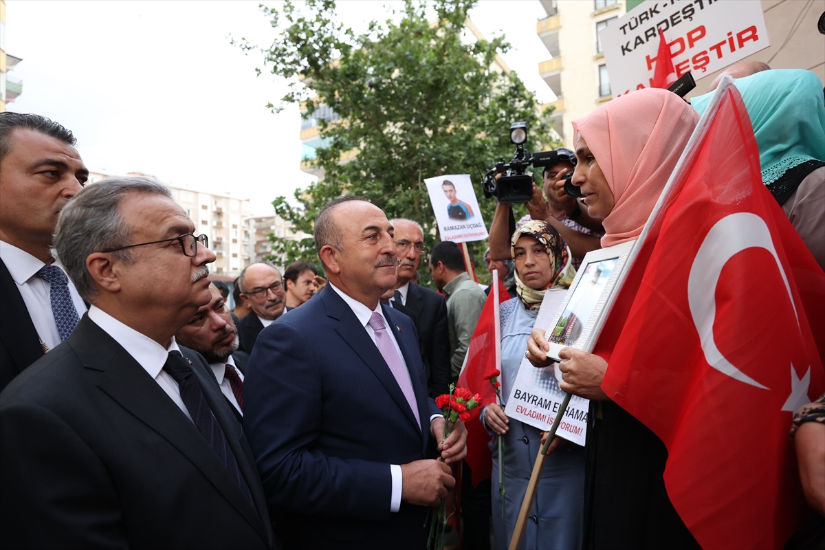 Dışişleri Bakanı Mevlüt Çavuşoğlu, Diyarbakır annelerini ziyaret etti:
