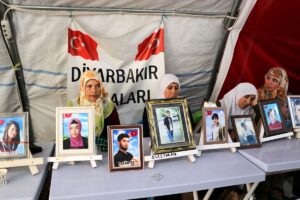 DİYARBAKIR (AA) – Dağa kaçırılan çocukları için HDP il binası
