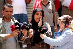 DİYARBAKIR (AA) – Diyarbakır annelerinin dağa kaçırılan çocukları için HDP