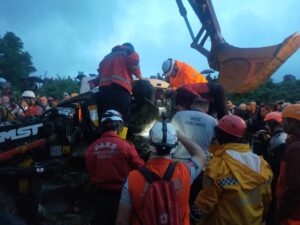 DÜZCE (AA) – Düzce'nin Kaynaşlı ilçesinde, sele kapılan kepçe operatörünü