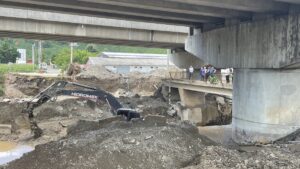 DÜZCE (AA) – Düzce'nin Kaynaşlı ilçesinde sele kapılan kepçe operatörünün