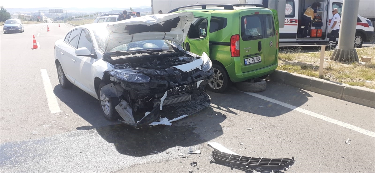 Edirne'de otomobil ile hafif ticari aracın çarpıştığı kazada 5 kişi yaralandı