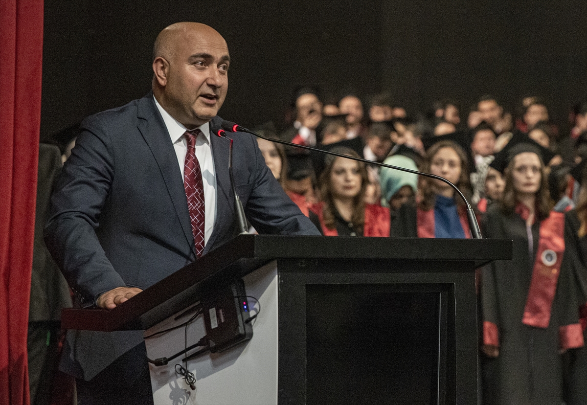 Eğitim hayatlarında ayrılmayan ikizler tıp fakültesinden de birlikte mezun oldu