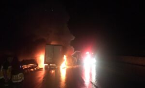 ERZİNCAN (AA) – Erzincan'da seyir halindeyken bariyerlere çarparak alev alan