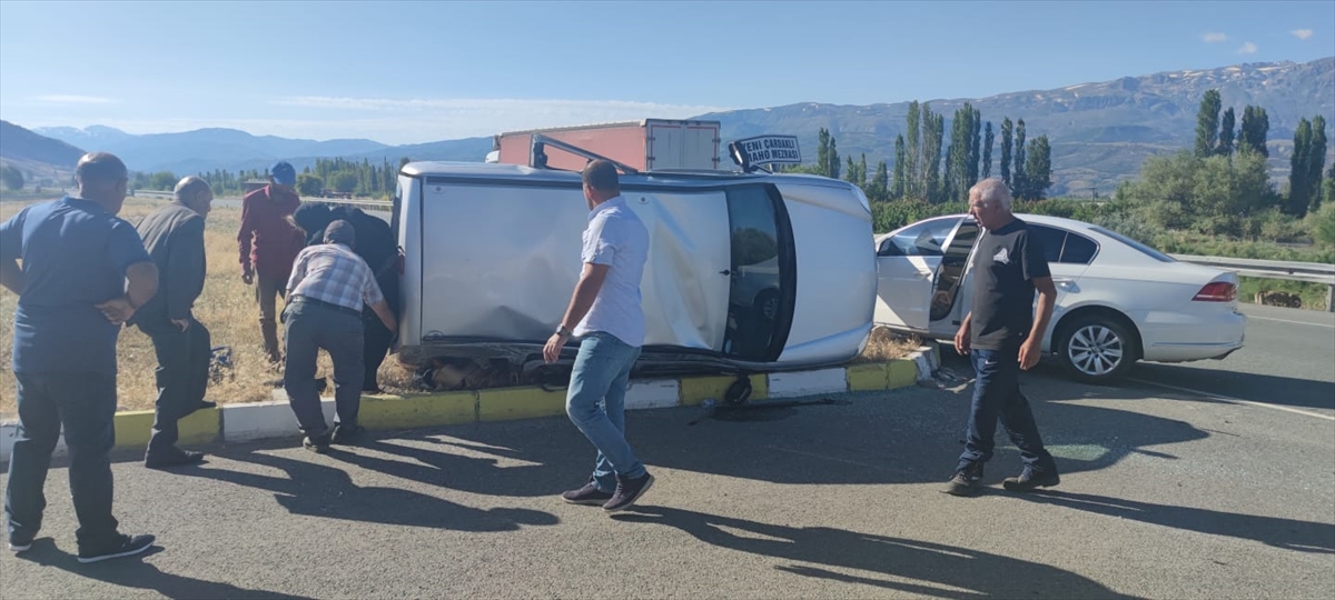 Erzincan'da otomobille hafif ticari araç çarpıştı, biri çocuk 5 kişi yaralandı