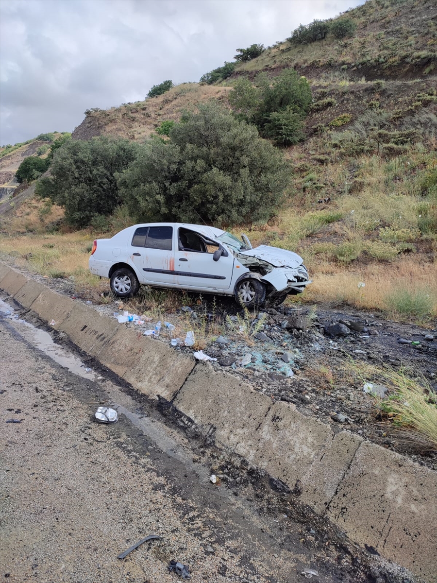 Erzincan'da şarampole devrilen otomobildeki anne ve baba ile 2 çocukları yaralandı