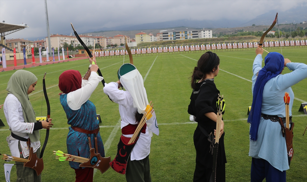 Erzincan'daki geleneksel okçuluk Türkiye şampiyonası devam ediyor