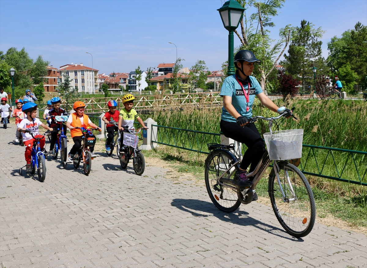 Eskişehir'de anaokulu öğrencileri Dünya Bisiklet Günü'nde pedal çevirdi